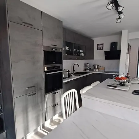 A Deux Pas De La